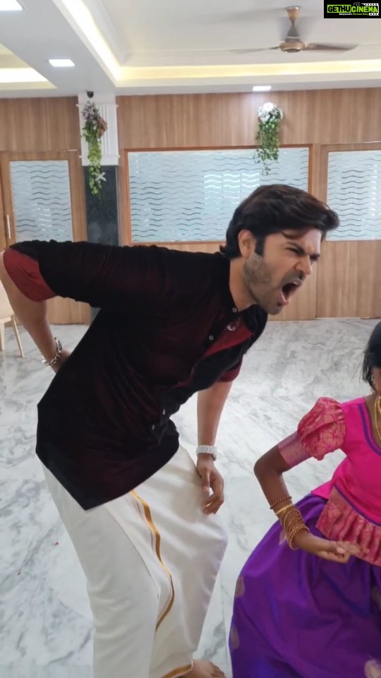 Ganesh Venkatraman Instagram - Kathakali challenge gone wronggg!!🥲🤣🤣🤪 super funnn #dancechallenge with my niece at a family function 😎😬 #familytime #familyfirst #funtimes #fambam #dancereels #instareels