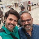 Ganesh Venkatraman Instagram - When ur flight from Hyderabad to Chennai is delayed by 4 hrs 😡... And then u bump into some great company @venkat_prabhu 😊😉 Was awesome catching up & chatting after sooo long bro🤗🤗 Wishing u the best always for all the amazing things coming up ❤❤ #tamilcinema #amazingpeople