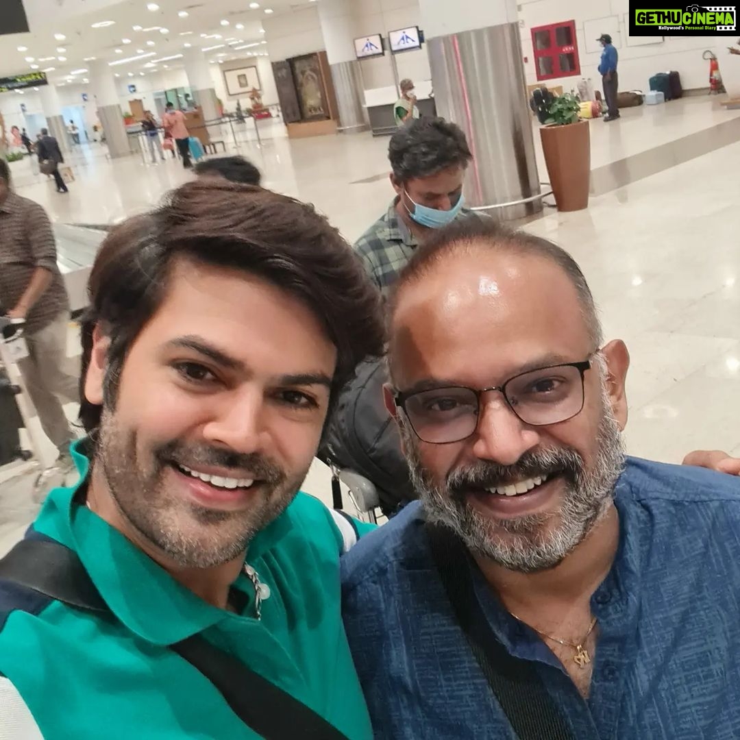 Ganesh Venkatraman Instagram - When ur flight from Hyderabad to Chennai is delayed by 4 hrs π‘... And then u bump into some great company @venkat_prabhu ππ Was awesome catching up & chatting after sooo long broπ€π€ Wishing u the best always for all the amazing things coming up β€β€ #tamilcinema #amazingpeople