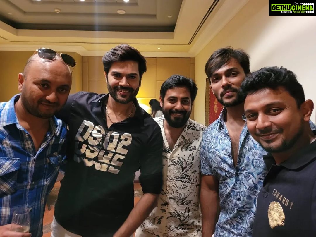 Ganesh Venkatraman Instagram - Find a group of people who challenge and inspire you; spend a lot of time with them, and it will change your life.” — Amy Poehler Happy friendship day folkss 🤩🥳🥳❤️😊 @prettysunshine28 @rio.raj @aariarujunanactor @actorarav @iamabhinayvaddi @_n.i.v.e.d.h.i.t.h.a_ @dharankumar_c @im_deekshitha @tomfrank_tomfrank #sandhya #venkat @erodemahesh