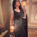 Garima Jain Instagram - वो शमा की महफ़िल ही क्या, जिसमे परवाना जल कर ख़ाक न हो, मज़ा तो तब आता है चाहत का मेरे दोस्त, जब दिल तो जले मगर राख न हो। . . . . . #garimajain #shayari #poetry #urdupoetry #hindiquotes #lovequotes #quotes #hindishayari #shayrilover #hindipoetry #shayar #urdu #positivevibes #motivationalquotes #saree #indiantraditionalwear #traditionalwear #quoteoftheday #lamp #lights #lamplight #lampshades #decor #homedecor #homedecorblogger #decorationideas #sarojininagar #decorblogger #decorblog Bhopal - The City of Lakes