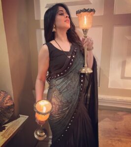 Garima Jain Instagram - वो शमा की महफ़िल ही क्या,
जिसमे परवाना जल कर ख़ाक न हो,
मज़ा तो तब आता है चाहत का मेरे दोस्त,
जब दिल तो जले मगर राख न हो।
.
.
.
.
.
#garimajain #shayari #poetry #urdupoetry #hindiquotes #lovequotes #quotes #hindishayari #shayrilover #hindipoetry  #shayar #urdu #positivevibes #motivationalquotes #saree #indiantraditionalwear #traditionalwear #quoteoftheday #lamp #lights #lamplight #lampshades #decor #homedecor #homedecorblogger #decorationideas #sarojininagar #decorblogger #decorblog