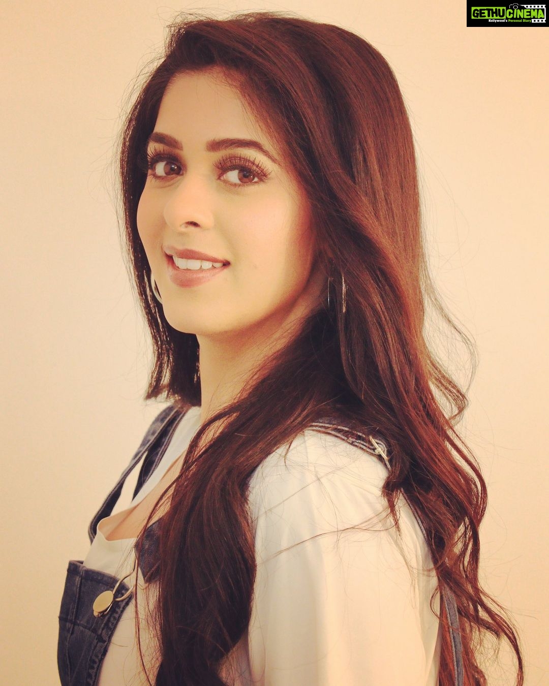 Garima Jain Instagram - Denim day at work . . . . . . #garimajain #officialgarimajain #denim #denimskirt #denimdungaree #dungarees #dungree #ootd #style #fashionblogger #blueaesthetic #whiteshirt #grwm #euphoria #euphoriamakeup #euphoriaseason2 #denimaddicted