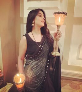 Garima Jain Instagram - वो शमा की महफ़िल ही क्या,
जिसमे परवाना जल कर ख़ाक न हो,
मज़ा तो तब आता है चाहत का मेरे दोस्त,
जब दिल तो जले मगर राख न हो।
.
.
.
.
.
#garimajain #shayari #poetry #urdupoetry #hindiquotes #lovequotes #quotes #hindishayari #shayrilover #hindipoetry  #shayar #urdu #positivevibes #motivationalquotes #saree #indiantraditionalwear #traditionalwear #quoteoftheday #lamp #lights #lamplight #lampshades #decor #homedecor #homedecorblogger #decorationideas #sarojininagar #decorblogger #decorblog