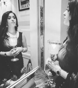 Garima Jain Instagram - वो शमा की महफ़िल ही क्या,
जिसमे परवाना जल कर ख़ाक न हो,
मज़ा तो तब आता है चाहत का मेरे दोस्त,
जब दिल तो जले मगर राख न हो।
.
.
.
.
.
#garimajain #shayari #poetry #urdupoetry #hindiquotes #lovequotes #quotes #hindishayari #shayrilover #hindipoetry  #shayar #urdu #positivevibes #motivationalquotes #saree #indiantraditionalwear #traditionalwear #quoteoftheday #lamp #lights #lamplight #lampshades #decor #homedecor #homedecorblogger #decorationideas #sarojininagar #decorblogger #decorblog