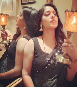 Garima Jain Instagram - वो शमा की महफ़िल ही क्या,
जिसमे परवाना जल कर ख़ाक न हो,
मज़ा तो तब आता है चाहत का मेरे दोस्त,
जब दिल तो जले मगर राख न हो।
.
.
.
.
.
#garimajain #shayari #poetry #urdupoetry #hindiquotes #lovequotes #quotes #hindishayari #shayrilover #hindipoetry  #shayar #urdu #positivevibes #motivationalquotes #saree #indiantraditionalwear #traditionalwear #quoteoftheday #lamp #lights #lamplight #lampshades #decor #homedecor #homedecorblogger #decorationideas #sarojininagar #decorblogger #decorblog