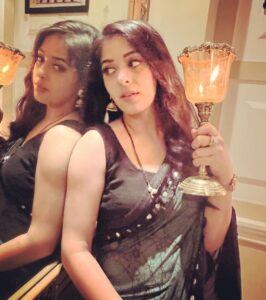 Garima Jain Instagram - वो शमा की महफ़िल ही क्या,
जिसमे परवाना जल कर ख़ाक न हो,
मज़ा तो तब आता है चाहत का मेरे दोस्त,
जब दिल तो जले मगर राख न हो।
.
.
.
.
.
#garimajain #shayari #poetry #urdupoetry #hindiquotes #lovequotes #quotes #hindishayari #shayrilover #hindipoetry  #shayar #urdu #positivevibes #motivationalquotes #saree #indiantraditionalwear #traditionalwear #quoteoftheday #lamp #lights #lamplight #lampshades #decor #homedecor #homedecorblogger #decorationideas #sarojininagar #decorblogger #decorblog