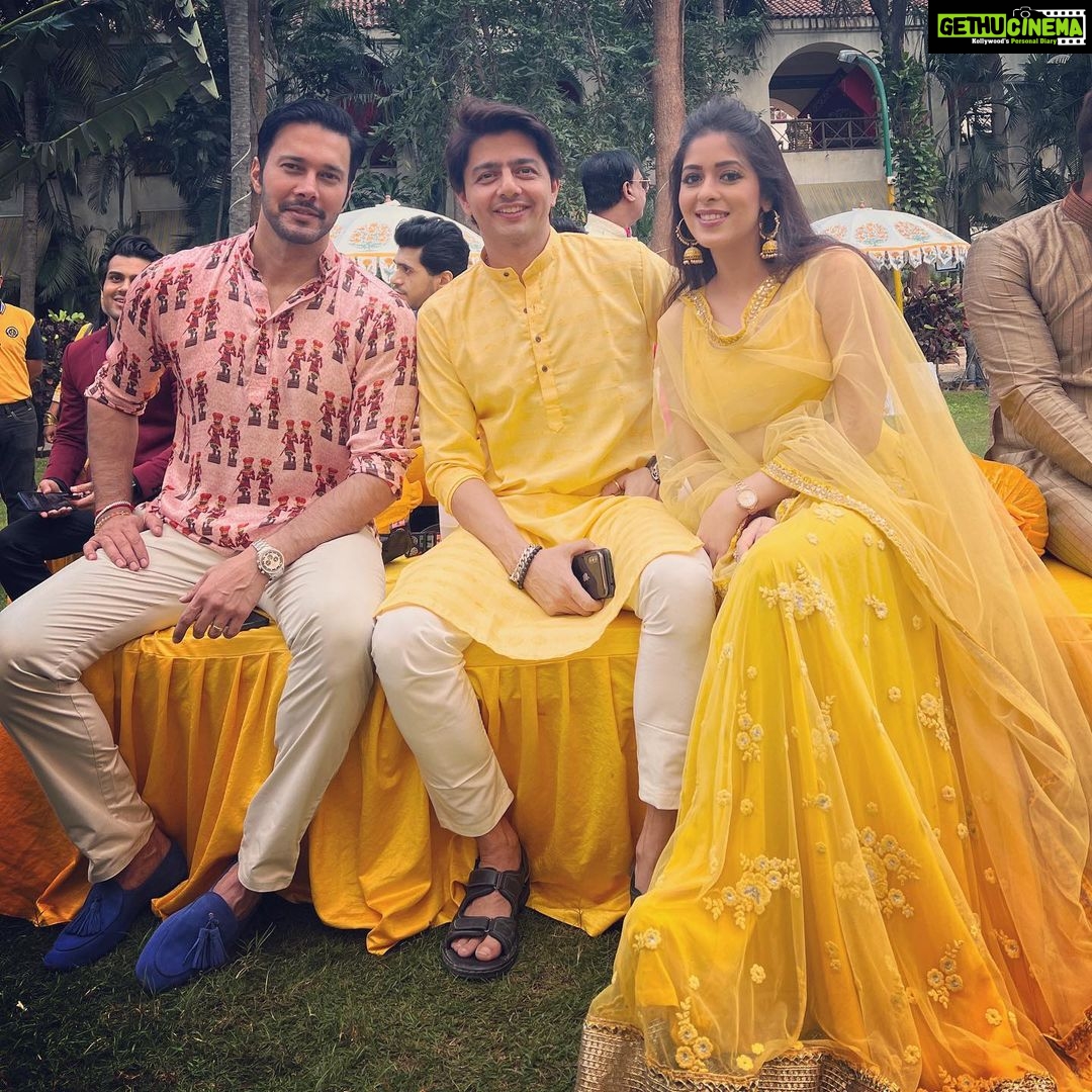 Garima Jain Instagram - Jale pe namak chidakne wale bohot milenge ab koi haldi lagane wala chahiye 🤣 Now u guys also know the joke😛 . . . . . . Outfit : @nidhikurda @anusoru #garimajain #haldi #haldiceremony #wedding #indianwedding #bride #weddingphotography #bridal #haldijewellery #indianbride #weddingseason #bridetobe #haldioutfit #love #mehendi #wedmegood #floraljewelry #groom #haldifunction #weddingdress #floraljewellery #bridalmakeup #mehndi #photography #weddings #sangeet #flowerjewellery #jewellery #haldidecor #weddingsutra