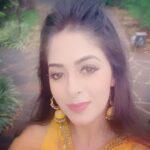 Garima Jain Instagram - Jale pe namak chidakne wale bohot milenge ab koi haldi lagane wala chahiye 🤣 Now u guys also know the joke😛 . . . . . . Outfit : @nidhikurda @anusoru #garimajain #haldi #haldiceremony #wedding #indianwedding #bride #weddingphotography #bridal #haldijewellery #indianbride #weddingseason #bridetobe #haldioutfit #love #mehendi #wedmegood #floraljewelry #groom #haldifunction #weddingdress #floraljewellery #bridalmakeup #mehndi #photography #weddings #sangeet #flowerjewellery #jewellery #haldidecor #weddingsutra