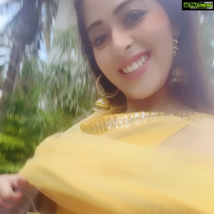 Garima Jain Instagram - Jale pe namak chidakne wale bohot milenge ab koi haldi lagane wala chahiye 🤣 Now u guys also know the joke😛 . . . . . . Outfit : @nidhikurda @anusoru #garimajain #haldi #haldiceremony #wedding #indianwedding #bride #weddingphotography #bridal #haldijewellery #indianbride #weddingseason #bridetobe #haldioutfit #love #mehendi #wedmegood #floraljewelry #groom #haldifunction #weddingdress #floraljewellery #bridalmakeup #mehndi #photography #weddings #sangeet #flowerjewellery #jewellery #haldidecor #weddingsutra