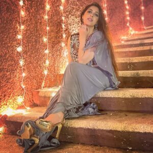 Garima Jain Instagram - 🔥 🔥 🔥 💡 swipe right 
.
.
.
.
.
Ootd : @anusoru @nidhikurda 
Clicks : @khan_sultan_ 
.
#garimajain #bigfatindianwedding #bigfatwedding #indianwedding #wedding #weddingseason #winterweddings #bangalore #sonusood #alankapoor #awezdarbar #goldenpalm #indowestern #indowesternsaree #sareedraping #drapesaree #weekendvibes #weekend #bijleebijlee #jugnuchallenge #instalove #nidhikurdakhurana