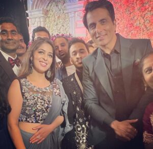 Garima Jain Instagram - 🔥 🔥 🔥 💡 swipe right 
.
.
.
.
.
Ootd : @anusoru @nidhikurda 
Clicks : @khan_sultan_ 
.
#garimajain #bigfatindianwedding #bigfatwedding #indianwedding #wedding #weddingseason #winterweddings #bangalore #sonusood #alankapoor #awezdarbar #goldenpalm #indowestern #indowesternsaree #sareedraping #drapesaree #weekendvibes #weekend #bijleebijlee #jugnuchallenge #instalove #nidhikurdakhurana