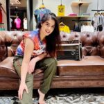 Garima Jain Instagram - Let’s get grooving with a little tutorial for ur help . . . #garimajain #groove #grooving #dj #djlife #remix #remixonreels #remixreels #remixmusic #tutorialreels #tutorialreels #explore #explorepage #reels #reelsinstagram #réel #trend #viral #mixing #dance #party #houseparty #pajamaparty #templates #newoninstagram #reeltutorial #mumbai #life #love #officialgarimajain