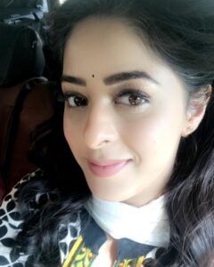 Garima Jain Instagram - Humans make a zillion mistakes, 
मैं भी इंसान हूँ ।
Let’s promise ourself to make a new mistake each day but try to learn from them too cos making the same mistakes does no good to anyone , also it’s boring 
ज़िंदगी वैसे भी बोहोत छोटी है मेरे दोस्त किसी भी चीज़ को दौराने के लिए ॥ 
.
.
.
.
.
#garimajain #officialgarimajain #kanpur #selfie #lifequotes #lifecoach #sadguru #jayshetty #positivevibes #mistakes #mistakesarelessons #love #lifecoaching #iphone13promax #shotoniphone #uttarpradesh #tourism #tourismindia #actress #mxplayer #up #india