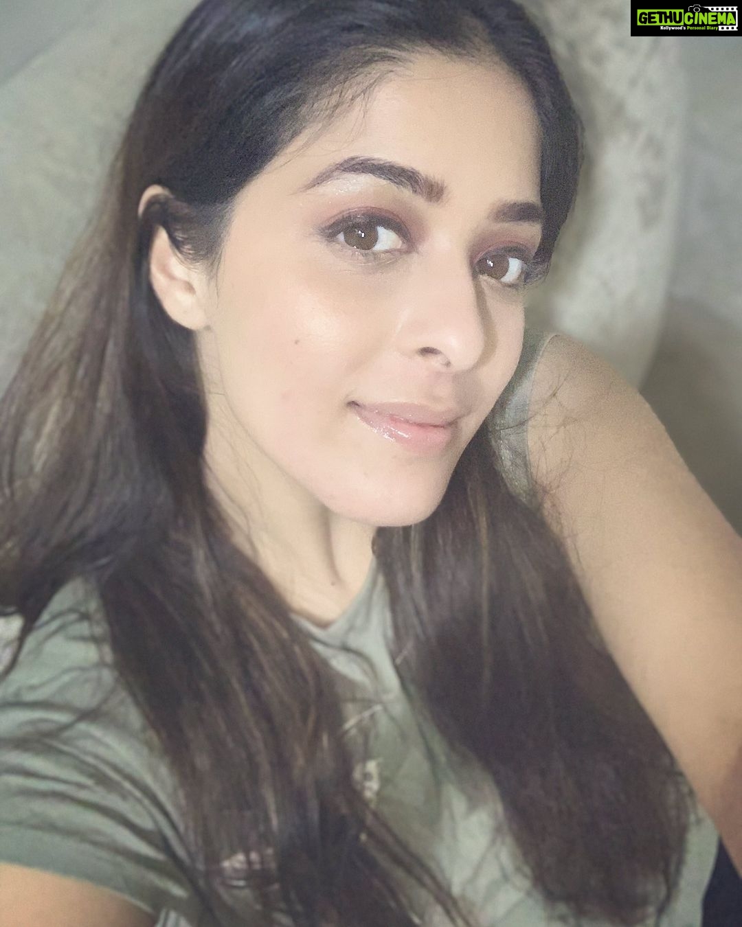 Garima Jain Instagram - New found love for transparent colourless lipgloss . . . . . . . . . . #garimajain #officialgarimajain #lipgloss #lipstick #lip #lipfiller #lipbalm #cosmetics #cosmetic #cosmeticsurgery #botoxtreatment #botox #botoxinjections #botoxcosmetic #botoxfiller #beauty #beautytips #beautyproducts #beautybloggers #beautymakeup #lips #lipglossjunkie