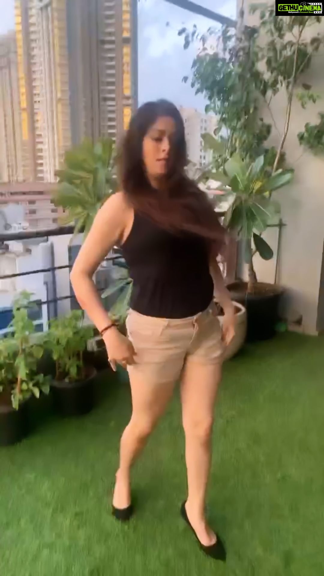 Garima Jain Instagram - Paapi kudi dancing her way to the weekend . . . . . . . . . . . #garimajain #officialgarimajain #reelitfeelit #reelkarofeelkaro❤ #dancereels #trendingreels #dancelover #thursdayvibes #readyfortheweekend #reelindia #reelsviral #dancegoals #weekend #weekendvibes #tratra #trahtrah #tiktok #paapi #papi #kudi #pataka #patakaguddi #punjabi #punjabikudi