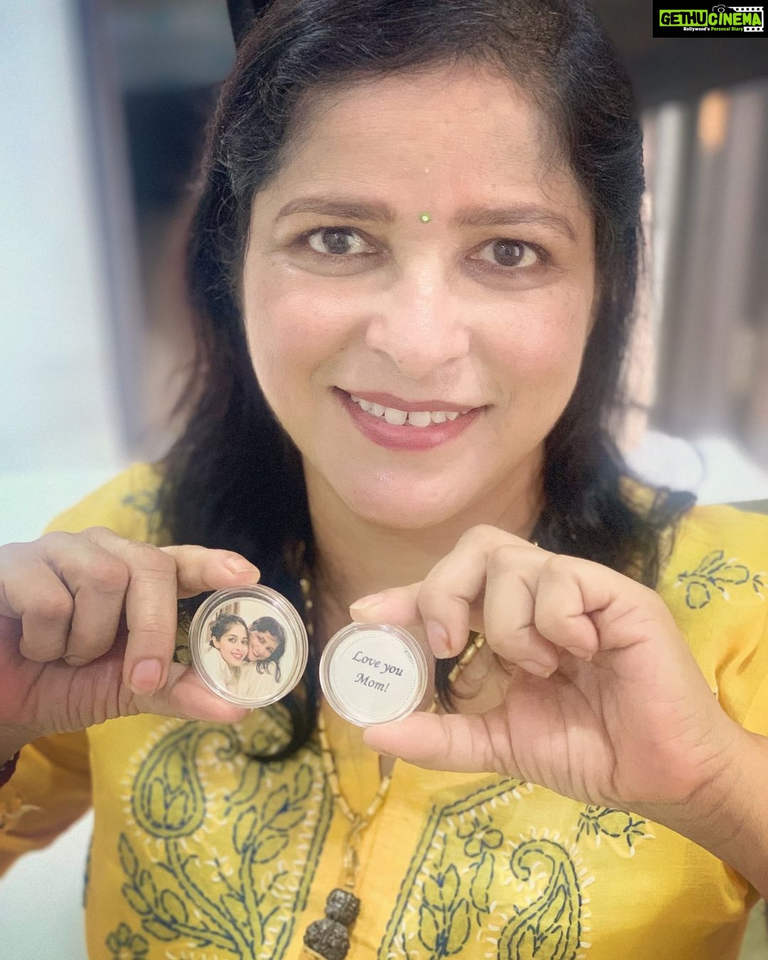 Garima Jain Instagram - GIVEAWAY ALERT 🚨 Because your loved ones deserve a special gift! I surprised my Mumma on her Birthday with this beautiful customised Silver coin from @preciousmoments.in bringing a modern twist to a traditional gift. And now you can surprise a loved one too! ❤️ Get a chance to gift your loved a customised Silver Coin delivered right at your doorstep! 😍 ⬇️⬇️ PARTICIPATE BY FOLLOWING THESE SIMPLE STEPS ⬇️⬇️ 1. Follow @preciousmoments.in 2. Tag 3 friends in the comments section below. You will get additional points if they follow @preciousmoments.in too! 3. Share this Post on your story and Tag @preciousmoments.in and me @officilagarimajain The giveaway is only live until August ___ and the winner will be announced on August ____ So, what are you waiting for? . . #PreciousMoments #ACPL #SilverCoins #SilverCoin #GiftingCoins #Gifting #ValuableGift #SilverLiningToGifting #AddingValueToGifting #TheBestPreciousGift #GiftForFriends #Birthday #BirthdayGift #Birthdaygirl #PersonalisedBirthdayGift #GiftsForFamily #happybdaymumma
