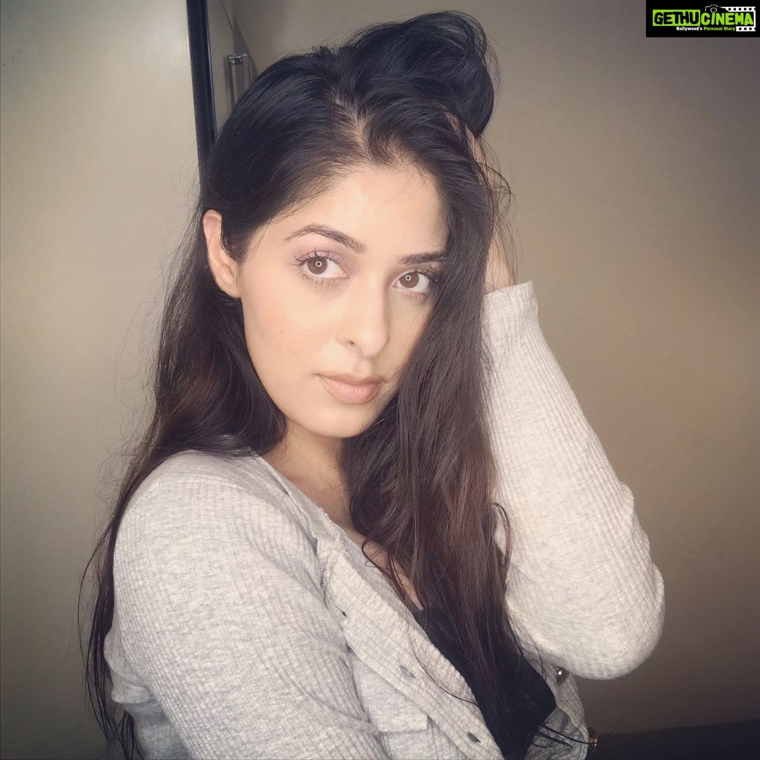 Garima Jain Instagram - 🤳 . . . . . #selfies #selfie #garimajain #officialgarimajain #chalbetaselfielelere #selflove #selfportrait #selfportraitphotography #selfpotraits #selfphotography #selfphotoshoot