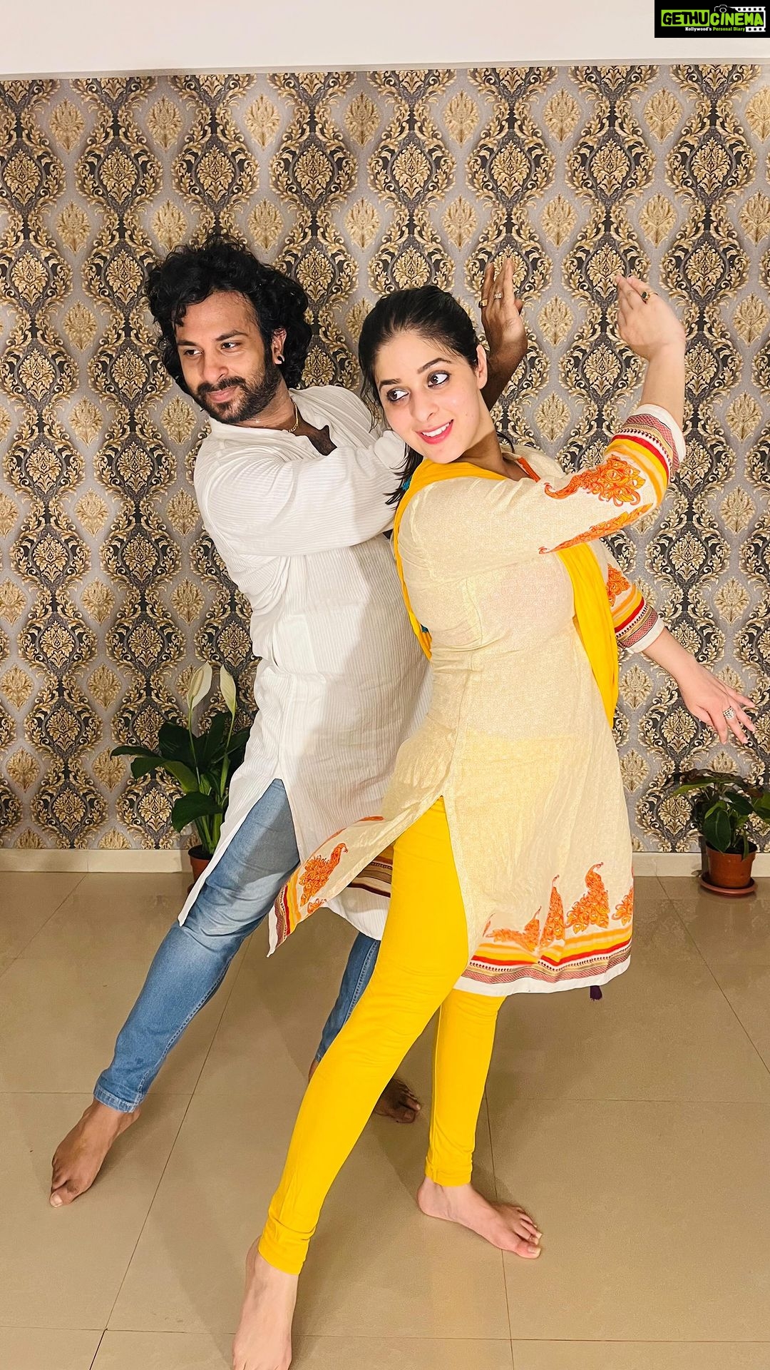 Garima Jain Instagram - Dancing on Nainowale after a long time in collab with @officialgarimajain … we decided to meet n practice but we ended up making reels. Counldn’t resist… ❤️have a great day friends! #nainowalene #padmavati #semiclassical #semiclassicaldance #duet #indianmusic #bollywood #indiansongs #dipikapadukone #shahidkapoor #deveshmirchandani #garimajain