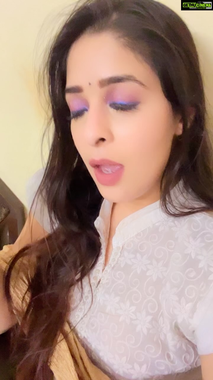 Garima Jain Instagram - A fan just made me do this while I was live 🙈 Super tired but never for you guys .. . . #abhinajaochodkar #oldsongs #latamangeshkar #hindisongs #bollywood #bollywoodsongs #acustic #unplugged #livestream #livesinging #singersongwriter #singer #indiansingers #instasinger #songwriters #song #composer #singerlife #vocalist #singing #vocals #musician #bestvocals #singing🎤 #oneminutecover #acousticcover #instacover #singersspotlight #singersofinstagram