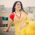 Garima Jain Instagram – 5th is my favorite, what’s yours ?
Churning the Raveena Tandon ( tip tip barsa paani ) out of me 
🌧 ☔️ 🌈.
.
.
.
.
#garimajain #tiptipbarsapaani #raveenatandon #saree #indianphotography #yellowsaree #photography #carousal #sareelove #indianweariscool #popularpic #ondemand #traditionalwear #traditional #rains #rainyday #indianblogger #indianinfluencer #moj #love #photoshoot #model #cute #rainbow #rains #baarish #baarishaayihai Ghar Ki Chat Par!!!