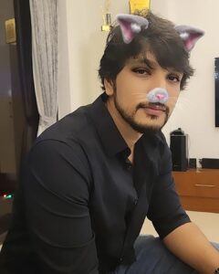 Gautham Karthik Instagram - Keep a light heart and wide smile!
Happy Sunday all!
😁😁😁

P.s. Photo courtesy, the one and only ❤️