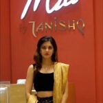 Gayathri Suresh Instagram – I recently visited the brand new Mia Store in Trivandrum and my Onam just got a lot more golden! The beautiful store and the exquisite designs just left me awestruck. The pieces are culturally rooted and have a layer of modernity to them. ✨💕

The best part? You can get upto 20% discount on purchase of Mia products at this store. I am ready to celebrate Onam in style, what about you? This is the time, don’t wait any longer and bring home beauty and prosperity this Onam with Mia! 🤩❤️

#Ad #MiabyTanishq #Mia #FestiveSeasonWithMia #DesignerJewellery#Tanishq #Jewellery #JewelleryDesign #LuluMall #Trivandrum #Onam #Onam #OnamCelebration

@miabytanishq