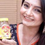 Giaa Manek Instagram - મારા સુપર એનર્જી લેવલ પાછળનું રહસ્ય જાણવા માંગો છો? તે ડાબર હની છે! દરરોજ એક ચમચી ડાબર હની અને હું દિવસ માટે તૈયાર છું. તે વિશ્વની નં. 1 હની બ્રાન્ડ છે, તદ્દન કુદરતી અને ખાંડ વગર. વધારાનો ફાયદો, તે રોગપ્રતિકારક શક્તિ બૂસ્ટર પણ છે. તમે પણ ડાબર હનીથી તમારા જીવનને મધુર બનાવો. . . . #daburhoney #honey #immunitybooster #natural #energybooster #healthy #pure #ad