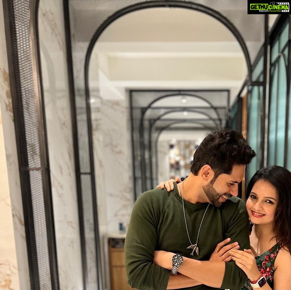 Giaa Manek Instagram - Guys ! Suggest a caption .. comment below .. #ankitbathla #giamanek #gratitude