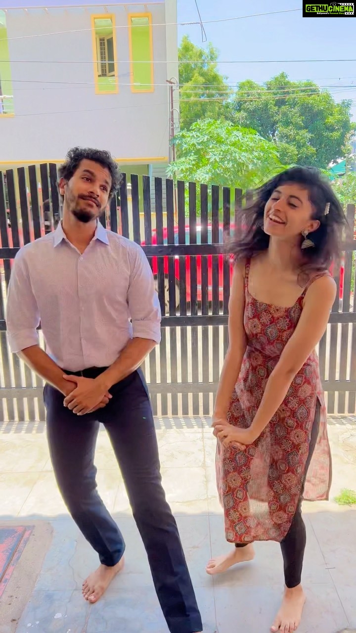 Harija - 152.2K Likes - Pen Thogai varuguthey❤️ parakka parakka with @amar_theinfinity_e that’s how I really feel everyday with u🥰
#love #