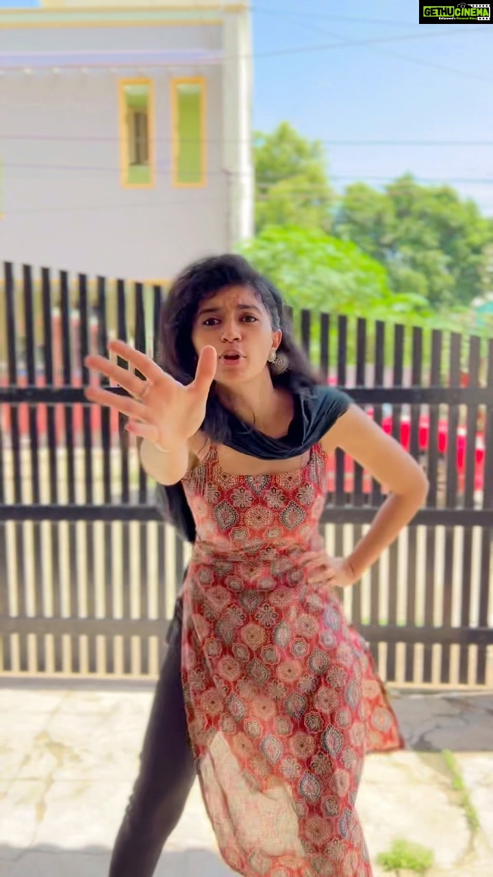 Harija - 239.8K Likes - Kuthu dance Kuthu dance … after along time back with dance in insta😎… Etho summara Aduvom, pro Elam illa so manuchi🙏🙏😉😂
My cinematographer - @amar_theinfinity_e 😘
#dancereels #rarareddyiamready #rara #harija