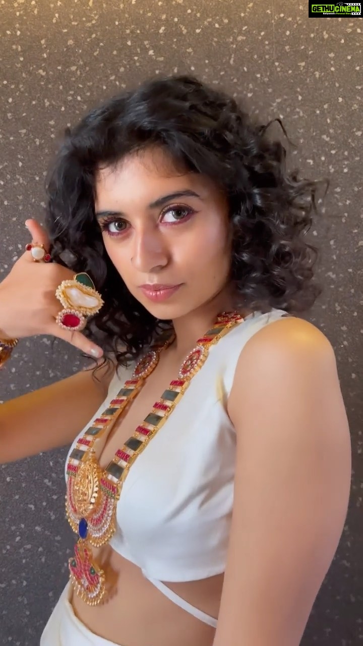 Harija - 74.9K Likes - In love with everything ❤️
Styled by @heerasofficial
Makeup by @twilightmakeovers
Jewelry by @queens_jewel_emporium
Outfit by @d.raksha_official
#hola #harija #trendingreels #eeee
