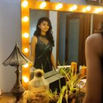 Harija Instagram - Me talking to myself 🤣🤣🖊️ thru the mirror @amar_theinfinity_e