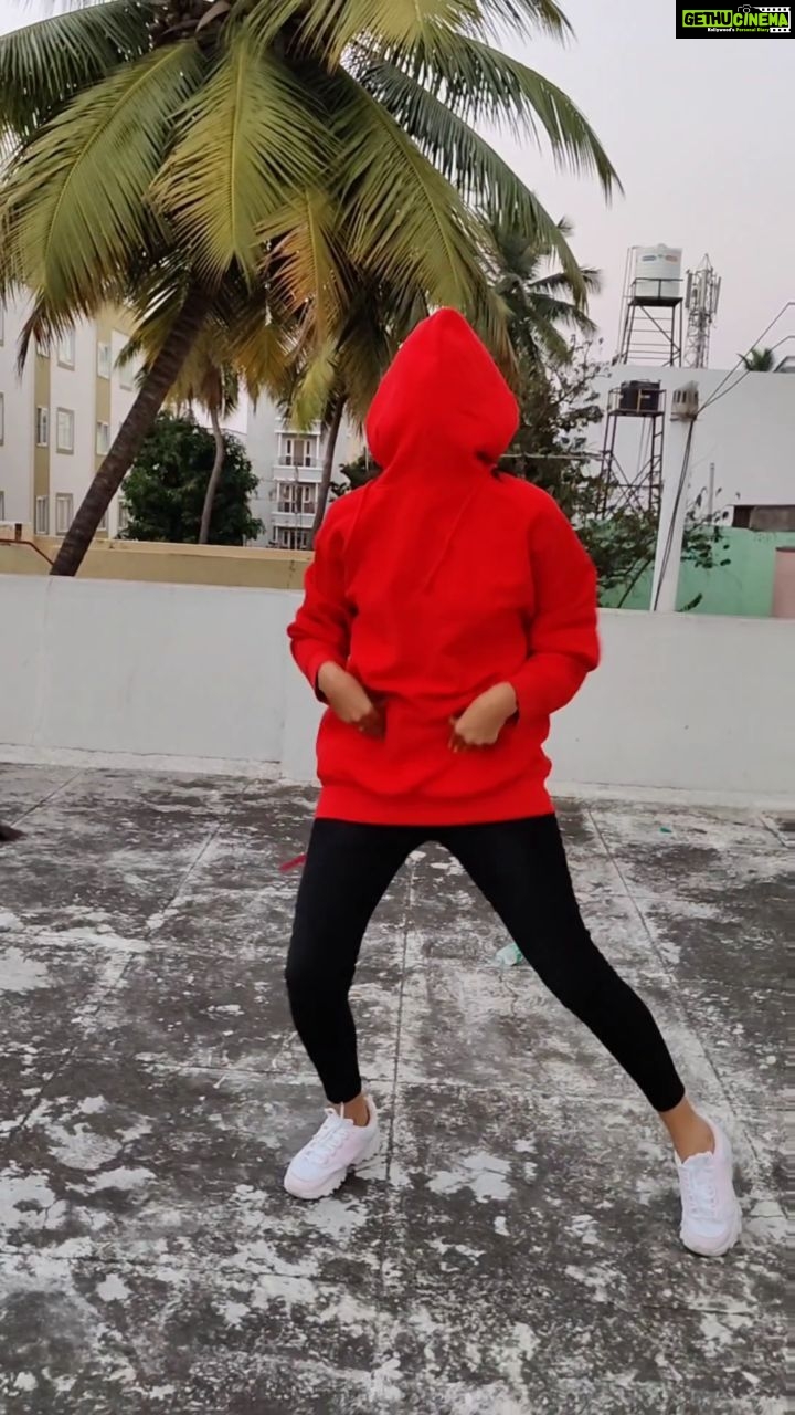 Harija Instagram - It's difficult to pull off these steps.... Addictive tune... And marvelous lyrics..... #MaaranOnHotstar #polladhaulagam @disneyplushotstartamil @dhanushkraja @karthicknaren_m @sathyajyothifilms @gvprakash @lyricist_vivek @malavikamohanan_