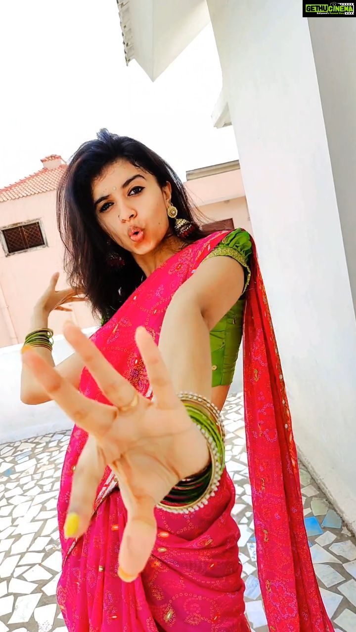 Harija Instagram - I'm late...but badly wanted to post this ... Chaka chak...♥️... #harijaofficial #harija #chakachak #atrangire #reels #new #pink #saree #dance ...