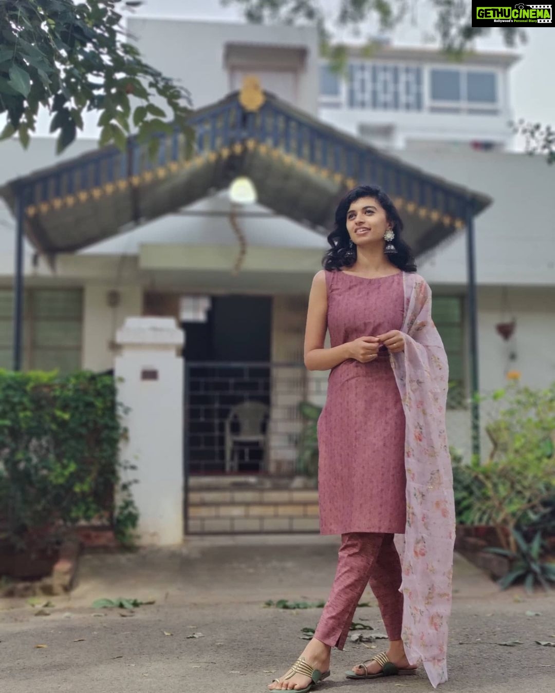 Harija Instagram - People tease u becoz .... They don't really understand who u are.... They discriminate u becoz they r still learning how to cope with the society.... V cannot blame them... They r still figuring out things/stuffs just like us .... Let's throw the hate for a better life❤️👍 Costume - @__swetharaju7_ Hairstyle - @preethi_makeover_artistry Disclaimer - no makeup 😜☺️.... #harija #life #shoot