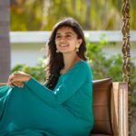 Harija Instagram - காற்றுக்குள்ளே வாசம் போல வந்தாய் எனக்குள் நீ காட்டுக்குள்ளே மழையை போலே அட உனக்குள் நான் மாறாதே மண்ணோடு என்றுமே மழை வாசம் நெஞ்சோடு உன்னை போல் தீராதே கண்ணோடு எங்குமே உயிரீரம் எப்போதும் என்னை போல் என்னை போல் Pc - @nishaanthshiva Mua - @abi_makeup_artist #shoot #bts #feel #love #happy #work #trend #new