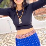Harija Instagram – Nostalgic song 🤩 Kannadi Kudum Kootti… Kannezhuthi Pottum Kuthi…
Kaavalam Painkili Vaayo…
#kannadikoodumkooti  #dance #malayalamsongs #blue #mirror #nostalgic