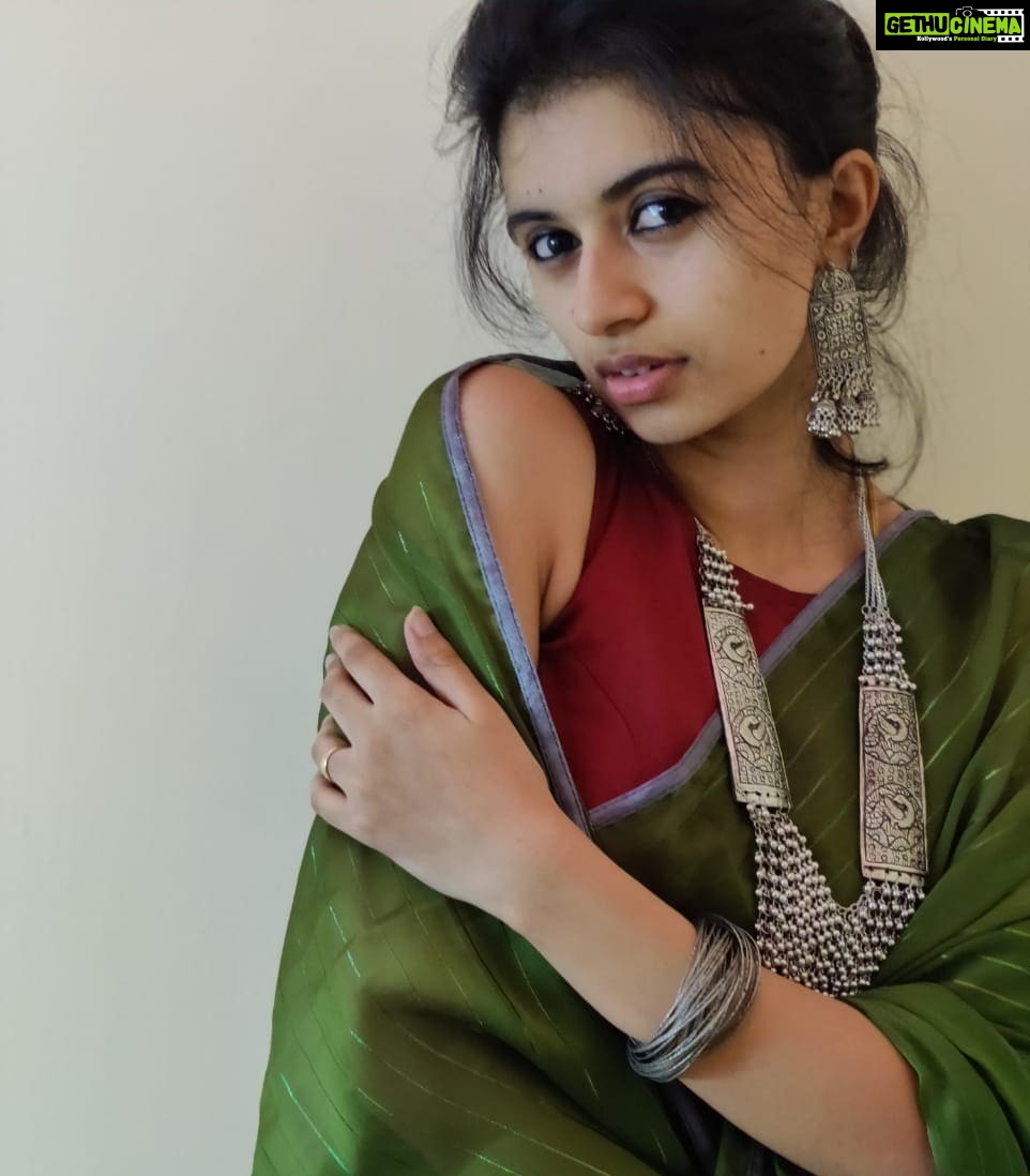 Harija Instagram - #Ad Bought this amazing brass design traditional necklace set recently. As you see it fits effortlessly on my traditional wear & I am totally loving this subtle look. Quality is so perfect & it's totally worth every penny spent.♥️ #AmazonGreatIndianFestival #AGIF #amazonfinds #getstyledwithamazon