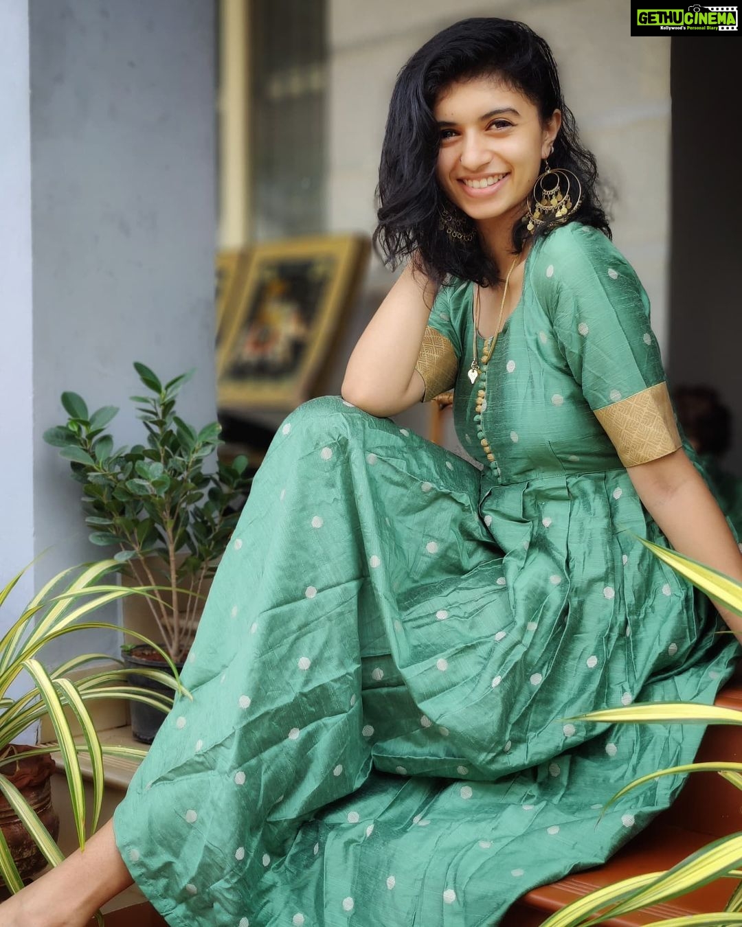 Harija Instagram - Crazy green.... In love with this beautiful dress .. from @vkfashion2018 .... It's festive time wr v gotta purchase the best ..... Costume - @vkfashion2018 they do have family combos Pc - @amar_theinfinity_e #harija #greendress