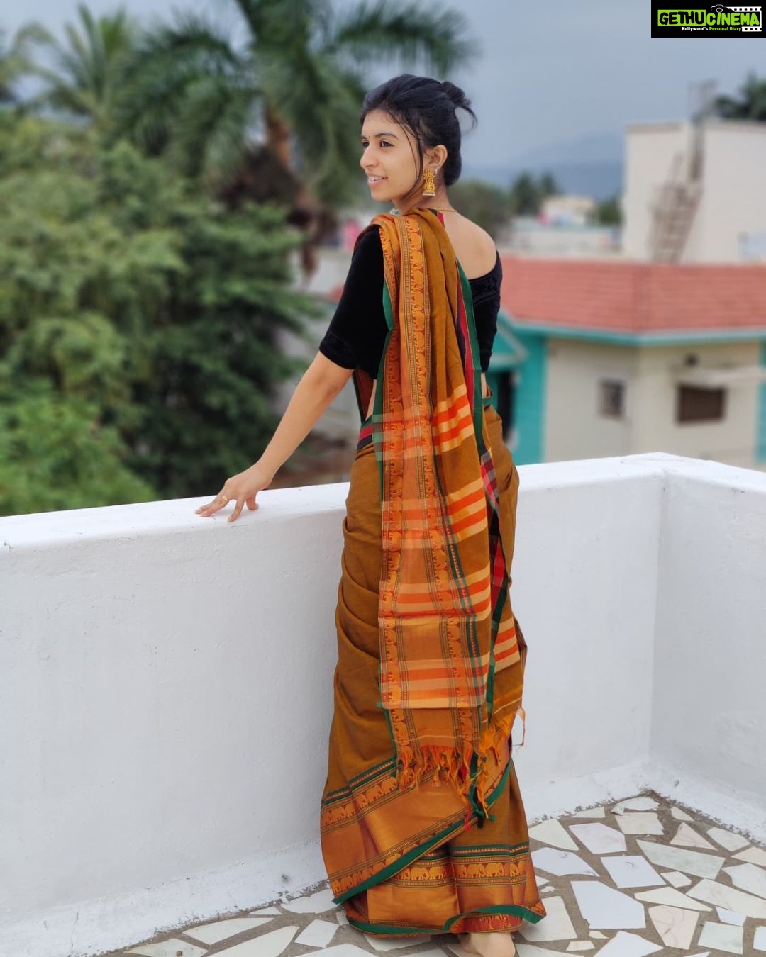Harija Instagram - Chumma oru Motta Maadi shoot.... I din know the beauty of the saree till I wore it....just like certain things in life untill v explore it v never know the value of it.... Pc - @amar_theinfinity_e 😘 #harija #amar #saree #shoot #photo #terrace