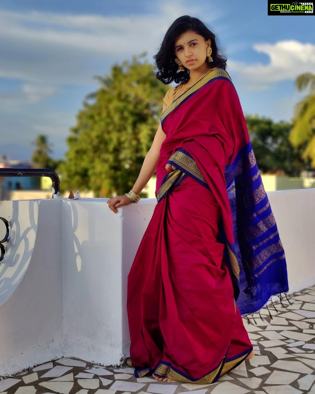 Harija Instagram - Isn't the saree very beautiful.... Kaithari nesavu ...