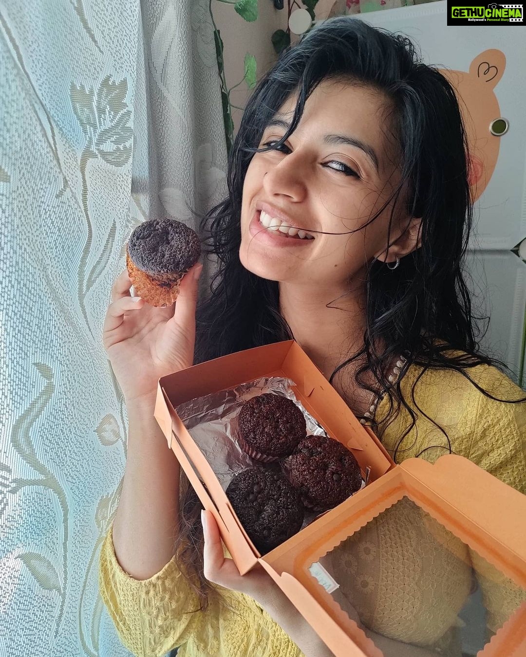 Harija Instagram - No sugar.. No maida😍🥳🥳 When I'm constantly in a hunt for healthy options @thepopeye13 just popped up with healthy baking items❤️... This filled my heart and stomach with love... If u guys r looking for healthy alternatives ..esply tasty baking items.. u gotta check them out Almond flour chocolate cake - loved it Cup cakes with sweet potato frosting - much needed dip with the 🧁 Double chocolate brownie - the best Apple carrot muffin - eeeeee❤️ And the highlight was the cookies - almond cookies Thank u @thepopeye13 for filling my stomach with these healthy options... My cravings r fullfilled #bake #cake #yummy #healthyfood #healthylifestyle