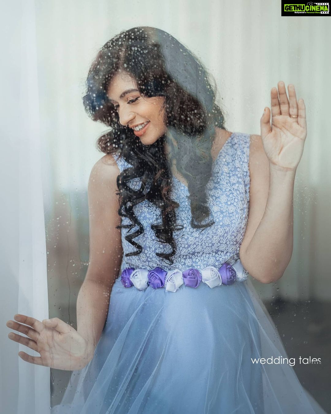 Harija Instagram - This is my favourite pic of the season 💜 Darling I'm a nightmare ... Dressed like a daydream... HAPPY WOMEN'S DAY Designing and styling @shyn_fascino @fascinodresses_by_shyn MUA @shiny_mua ❤️ Pics @weddingtales_prabu best🌼thank you for capturing this beautiful shot #bump #bumpshoot #lavender #harija #dresslove #makeup #babyshoot #pregnancydiaries #love