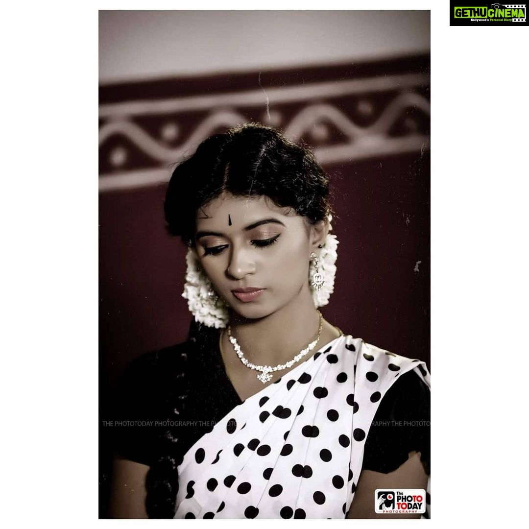 Harija Instagram - Antha kaalathu look🙈🖤🌼 Andru vanthathum athey nila .... Indru vanthathum athey nila🌙 My post wedding shoot Pc - @thephototodayofficial Mua - @makeoverbydeekshita #love#instagood#me#harija #tbt #photooftheday #instamood #iphonesia #tweegram #picoftheday #igers #girl #beautiful #instadaily #summer #instagramhub #iphoneonly #follow #igdaily #bestoftheday #happy #picstitch #tagblender #jj #sky #nofilter #fashion #followme #fun #subtle
