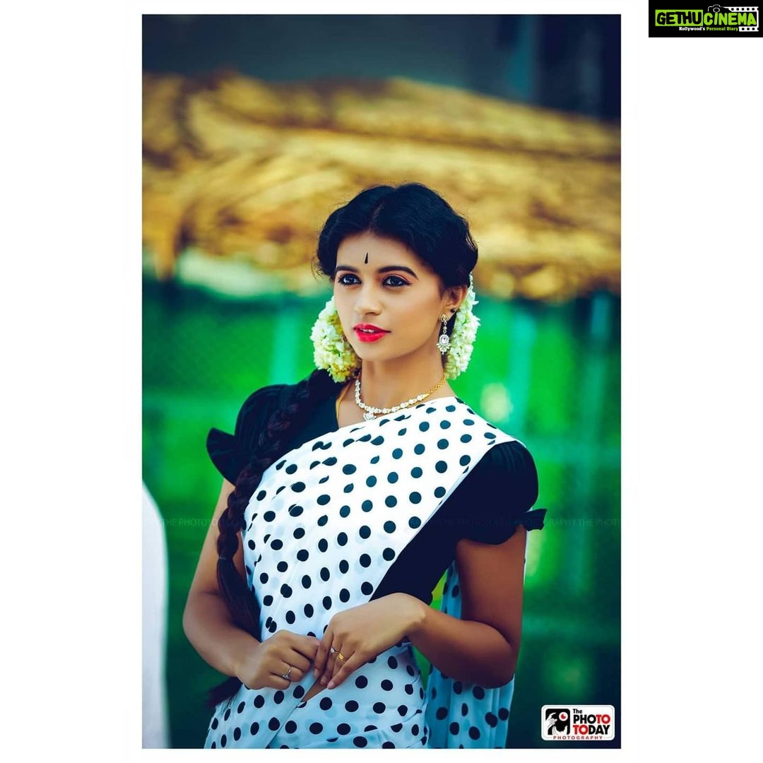 Harija Instagram - Antha kaalathu look🙈🖤🌼 Andru vanthathum athey nila .... Indru vanthathum athey nila🌙 My post wedding shoot Pc - @thephototodayofficial Mua - @makeoverbydeekshita #love#instagood#me#harija #tbt #photooftheday #instamood #iphonesia #tweegram #picoftheday #igers #girl #beautiful #instadaily #summer #instagramhub #iphoneonly #follow #igdaily #bestoftheday #happy #picstitch #tagblender #jj #sky #nofilter #fashion #followme #fun #subtle