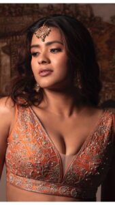 Hebah Patel Instagram - @ihebahp looking like a 💣
Outfit: @vaishaliagarwal_ 
Makeup and hair: @emraanartistry 
Jewellery: @chhaganlal.jewellers 
Pic: @deepaksurya.fotografia 
Styled by @officialanahita