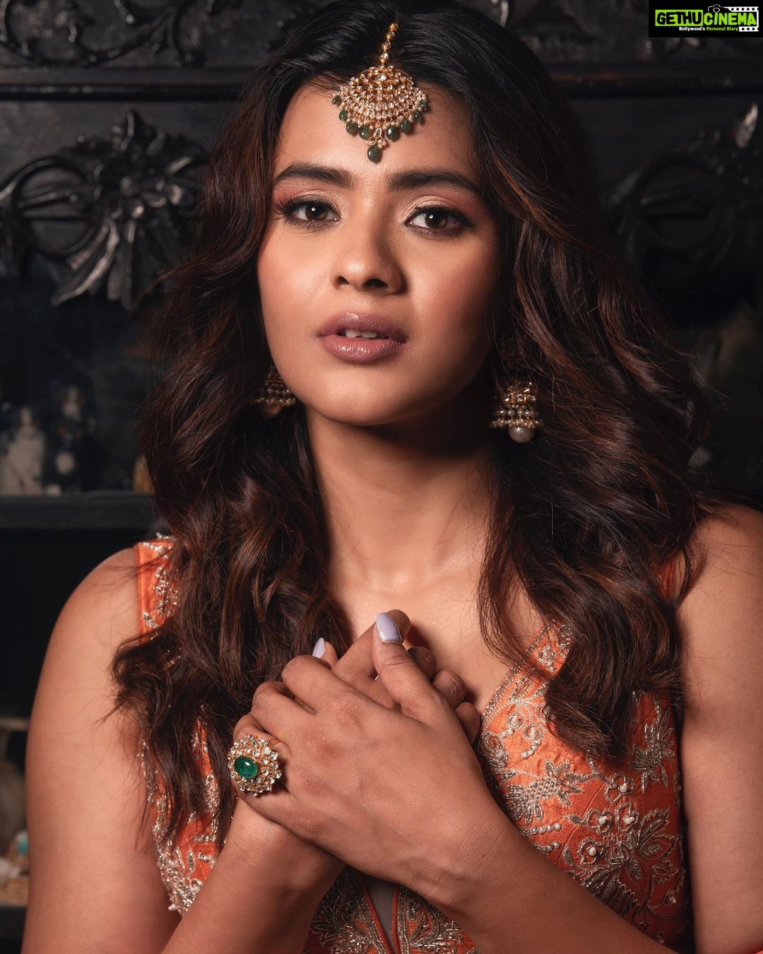 Hebah Patel Instagram - Say no to patakas don’t count. I can’t say no to myself!! Always bring joy to your own life. Happy Diwali! 🪔 Hyderabad