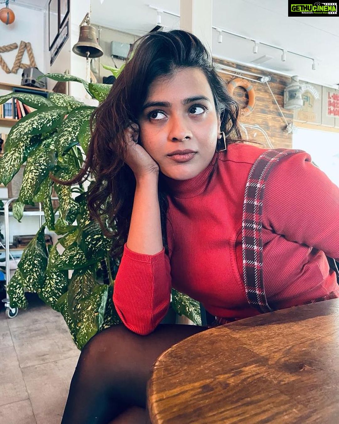 Hebah Patel Instagram - Always focused on the gossip! Even between the 🎬@soniathapa123 @ramaswamysiddharth