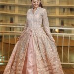 Helly Shah Instagram - Detailed Eye makeup dekhne ke liye swipe left 🙂👀 Outfit by ~ @lapink_by_knareshkumar 👗✨